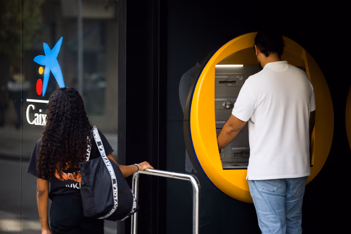CaixaBank incrementa sus ganancias un 3,5% en el tercer trimestre, alcanzando 4.397 millones.