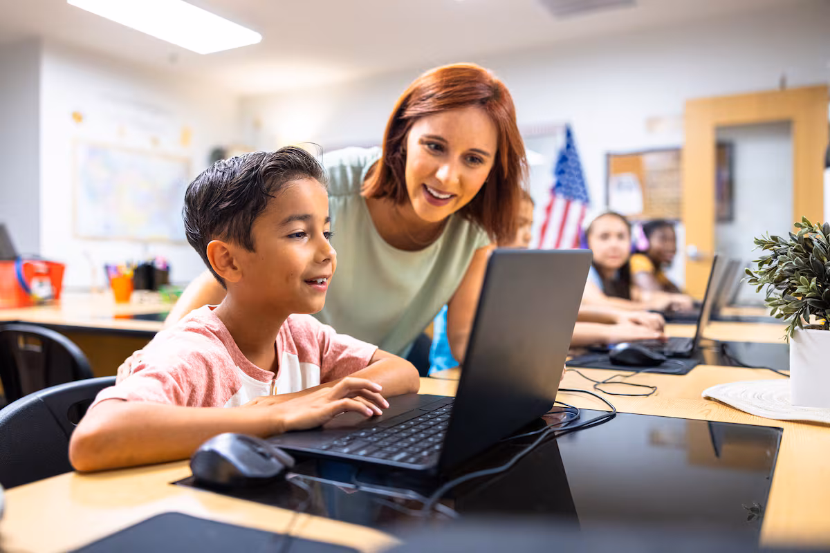 Desafíos Educativos del Futuro: Docentes, Desigualdad y el Impacto de los Algoritmos » Revista Emprendimiento