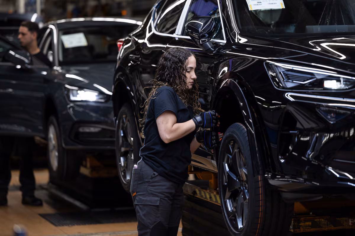Desigualdad en el Mercado Laboral: Crecimiento Industrial Frente a la Caída del Empleo Doméstico