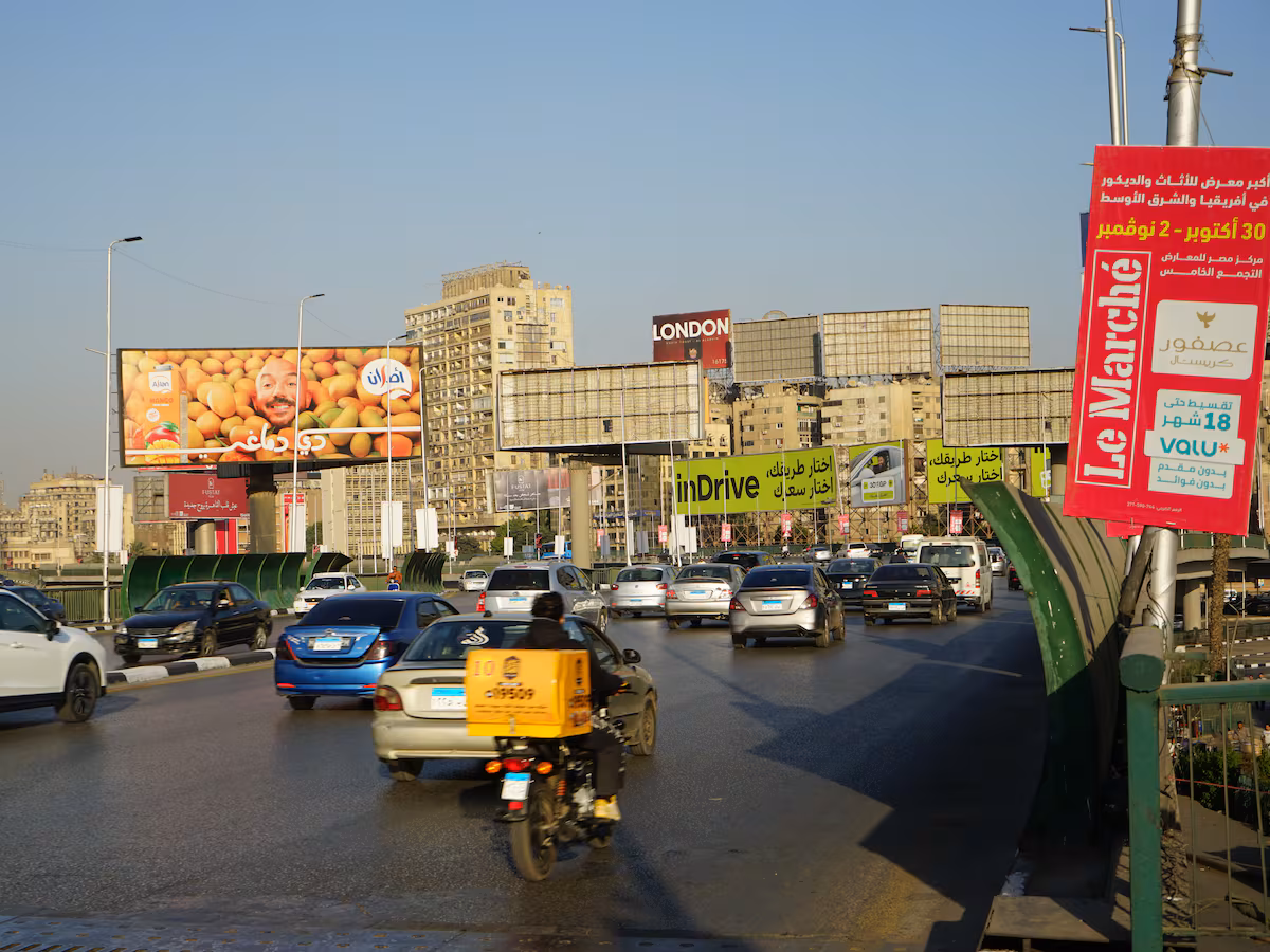 El Cairo se Llena de Vallas Publicitarias: Un Impacto Visual en la Ciudad