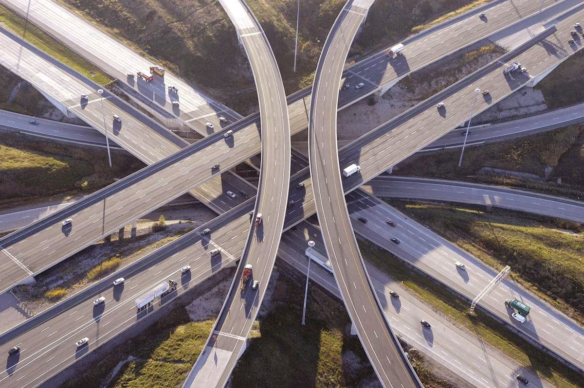 Ferrovial incrementa sus ganancias un 16% hasta septiembre, aunque enfrenta una desaceleración en el tercer trimestre