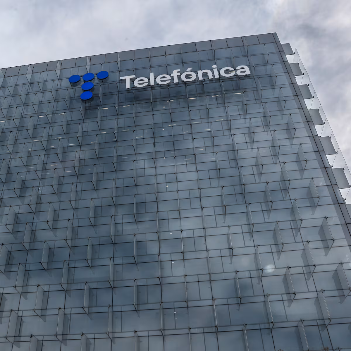 Fitch destaca que la reducción del dividendo de Telefónica fortalece su estrategia de disminución de deuda » Revista Emprendimiento