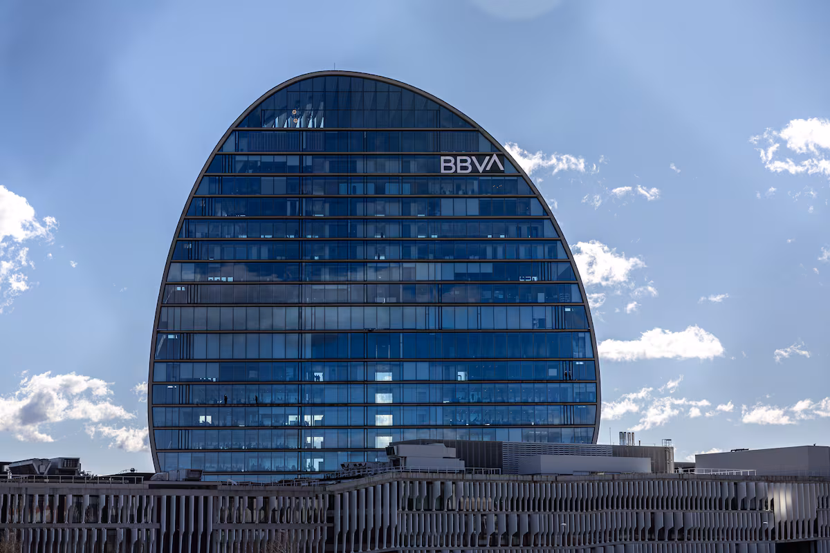 Goldman Sachs apuesta por BBVA y lo posiciona con un potencial de crecimiento del 21% » Revista Emprendimiento