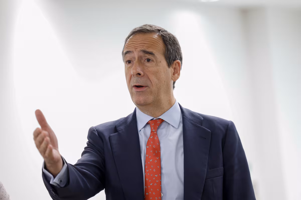 Gortázar de Caixabank descarta fusiones inminentes y alerta sobre la crisis de la vivienda » Revista Emprendimiento