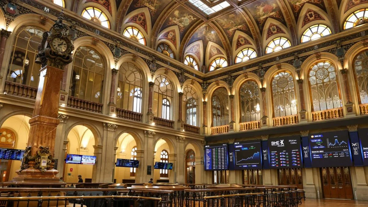 Ibex 35 Se Acerca a los 15,600 Puntos Tras Aumento del 0,3% en el Cierre