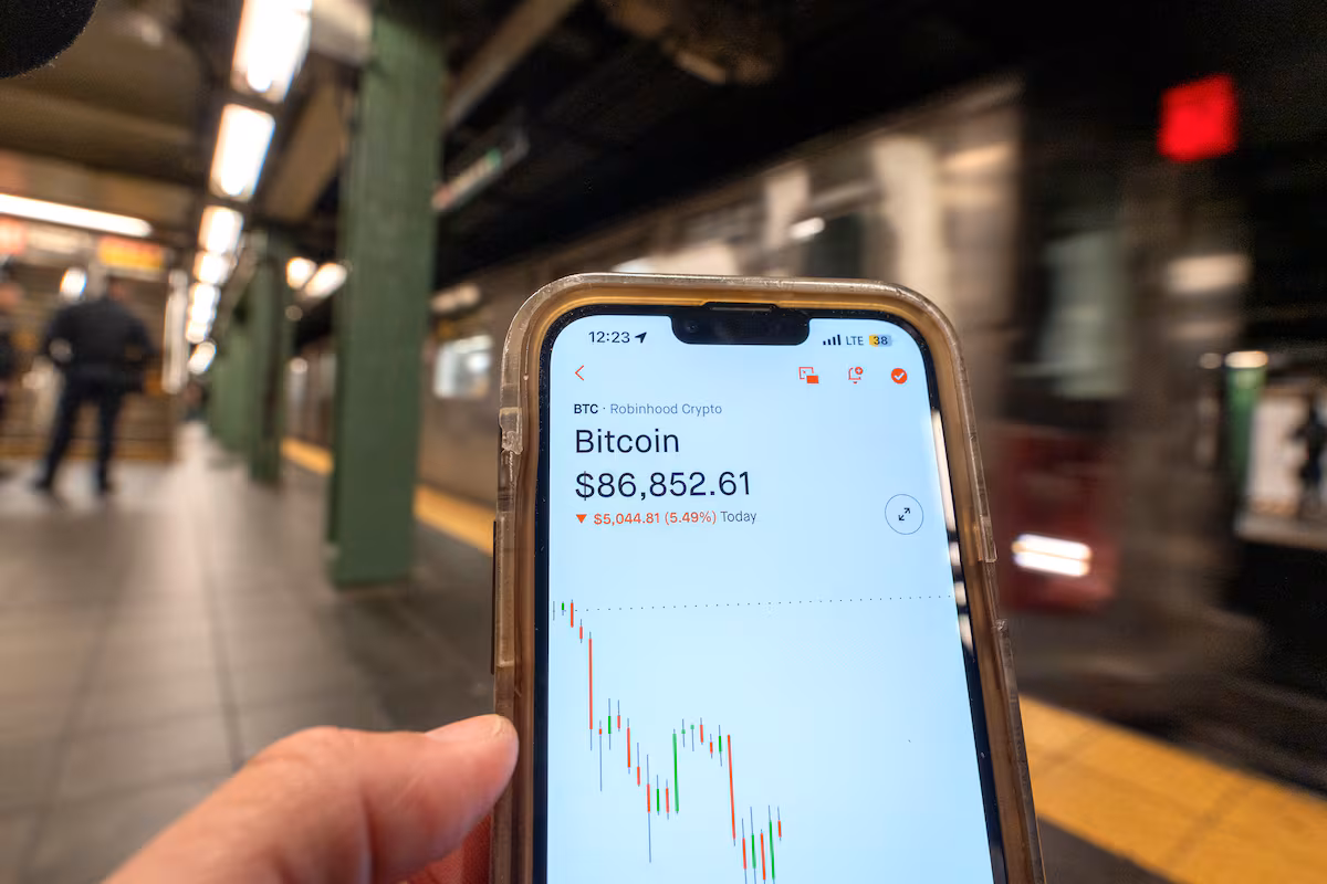 Las Criptomonedas cayendo: Bitcoin pierde gran parte de sus avances anuales por aversión al riesgo » Revista Emprendimiento