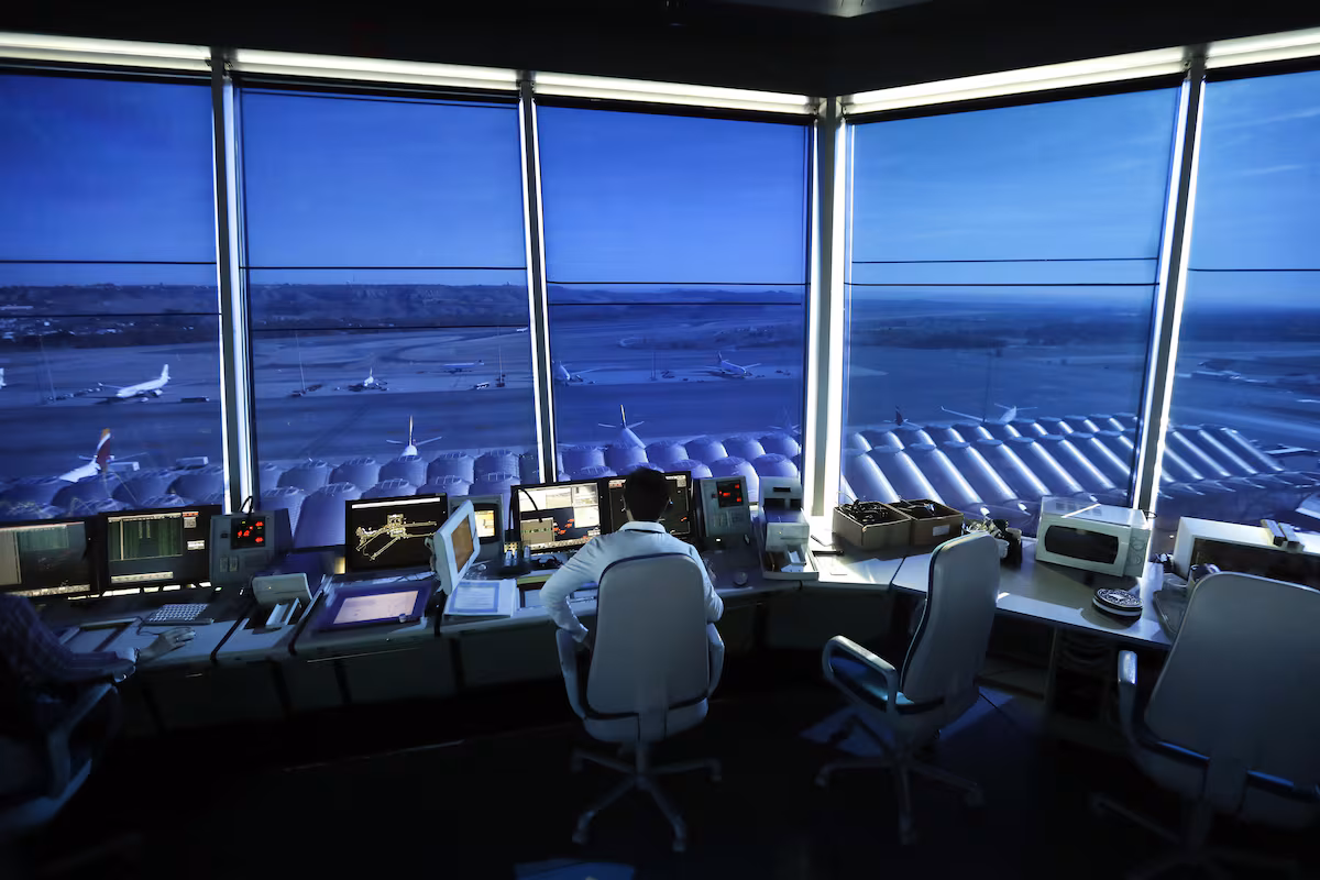 Subida de tarifas en aeropuertos: CNMC autoriza un aumento del 6,44% en las tarifas de Aena para 2026 » Revista Emprendimiento