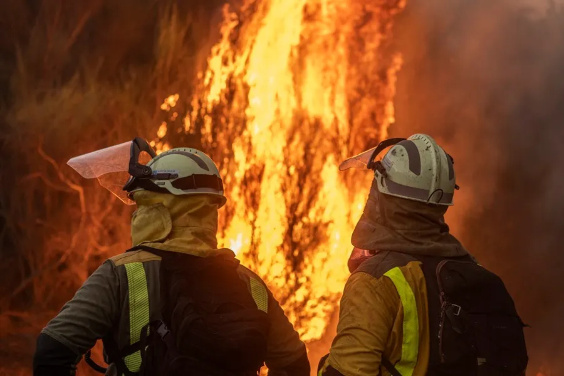 Bomberos combatiendo el fuego.