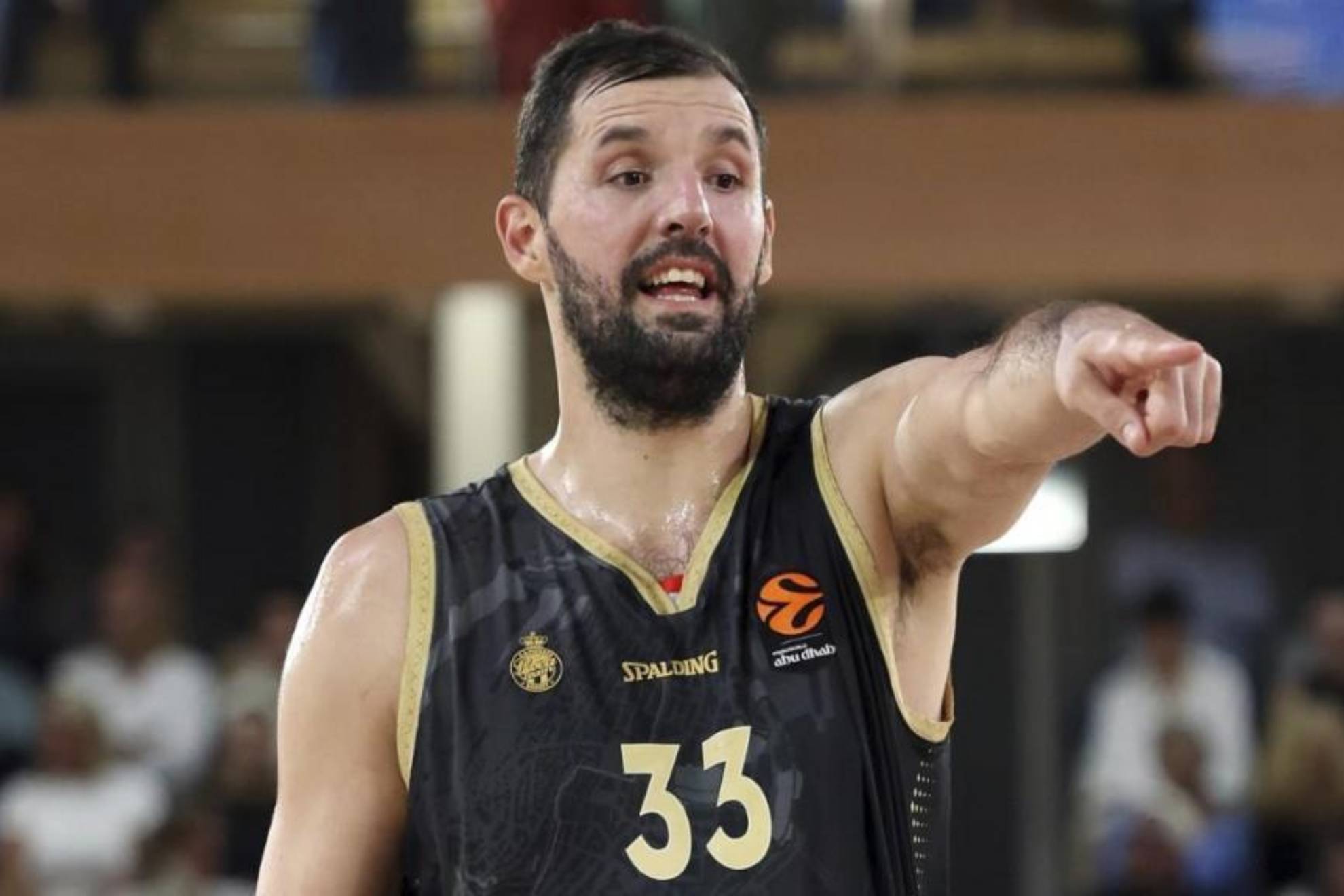 Nikola Mirotic haciendo indicaciones en un encuentro con el AS Mónaco.