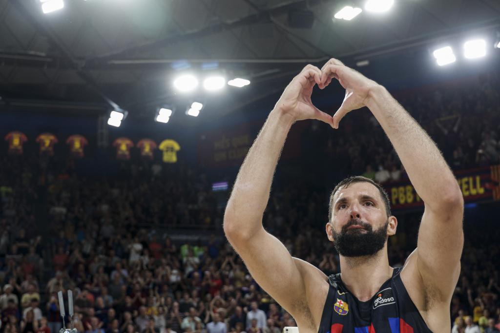 Nikola Mirotic se despide de la afición del Barcelona.