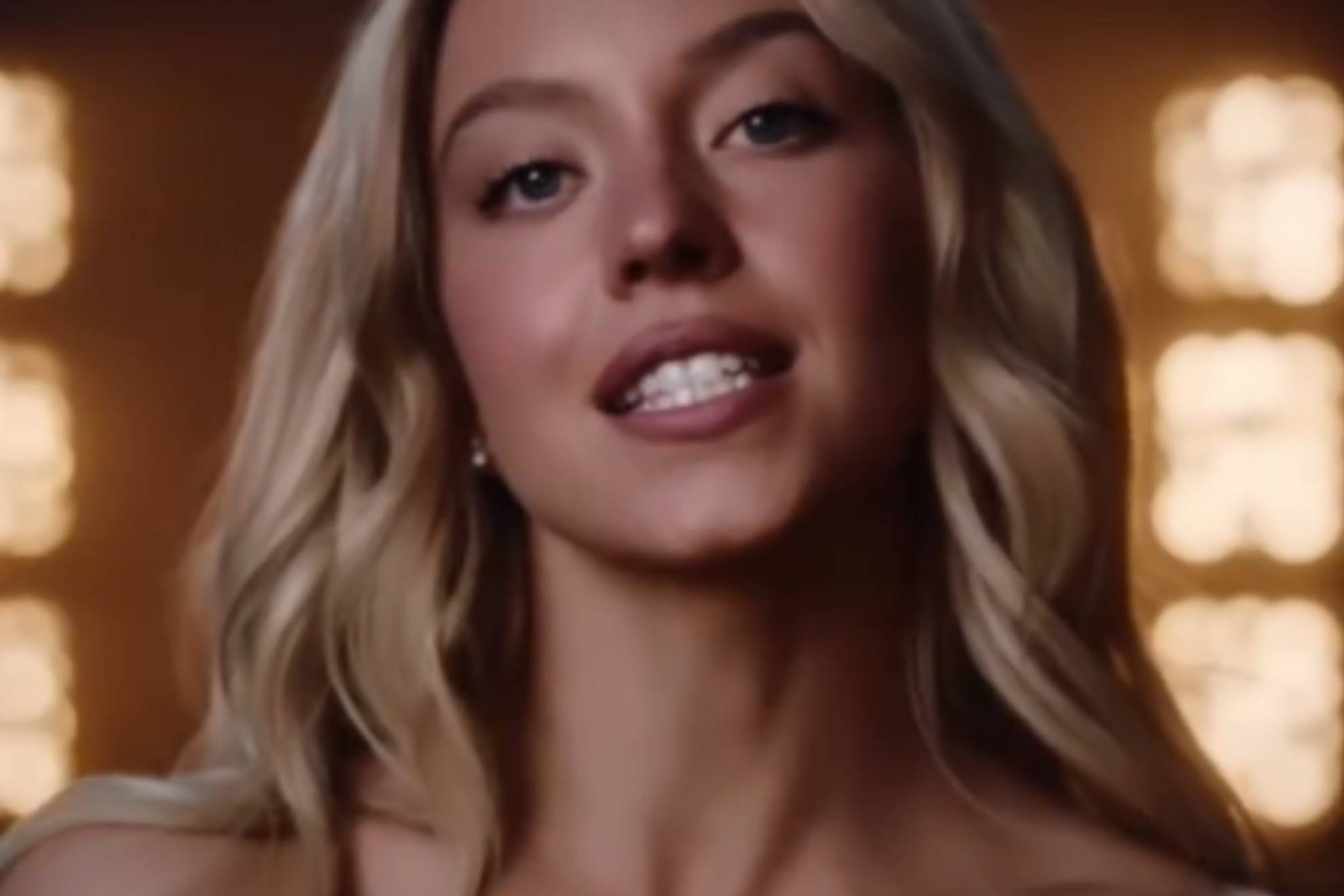 Sydney Sweeney en su nuevo anuncio: 'Hay hombres apostando sobre el color de la ropa interior que llevo'